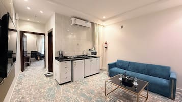 Deluxe Room | Private kitchen | Microwave, cookware/dishes/utensils