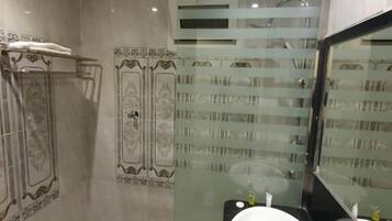 Ducha y bañera combinadas y artículos de higiene personal gratuitos