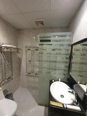 Combined shower/bathtub, free toiletries, hair dryer, slippers - Zikra Hotel   (Taif)