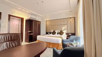 Family Suite | In-room safe, desk, laptop workspace, soundproofing