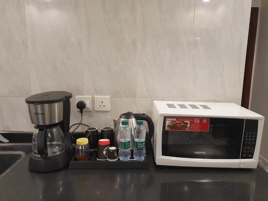 Microwave, cookware/dishes/utensils