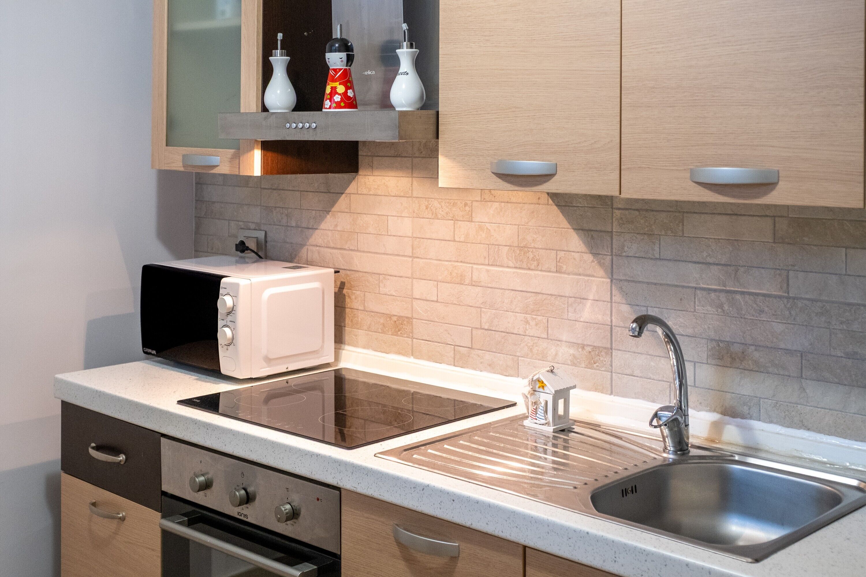 Fridge, oven, stovetop, coffee/tea maker