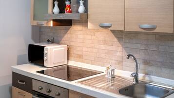 Fridge, oven, stovetop, coffee/tea maker