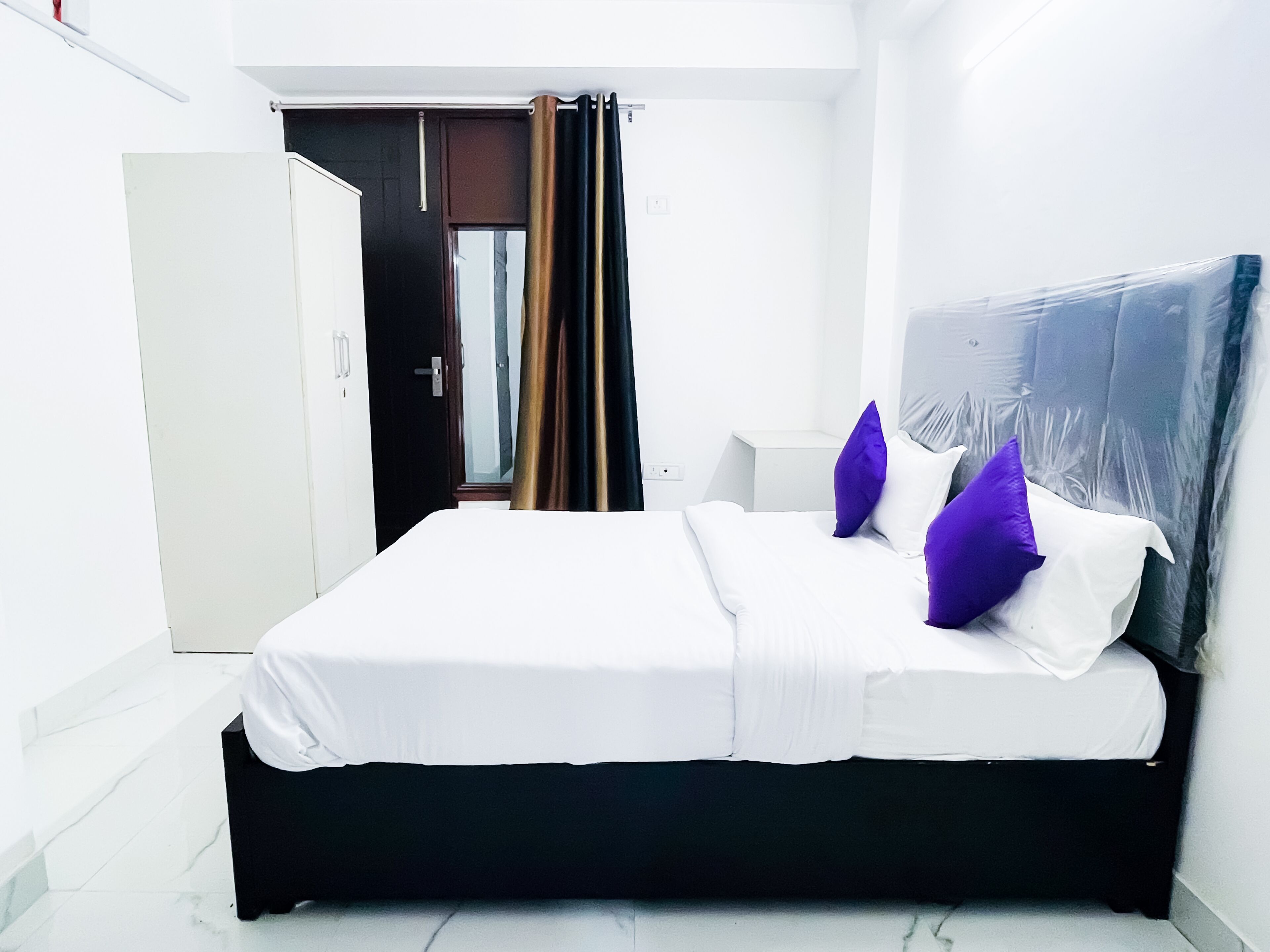 Desk, laptop workspace, soundproofing, WiFi (free)