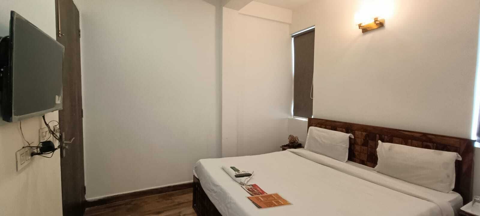 Deluxe Double Room, Balcony | Desk, laptop workspace, soundproofing, free WiFi