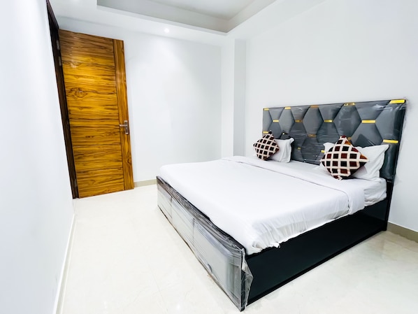 Deluxe Double Room, Balcony | Meja, ruang kerja komputer riba, kalis bunyi, Wi-fi percuma 