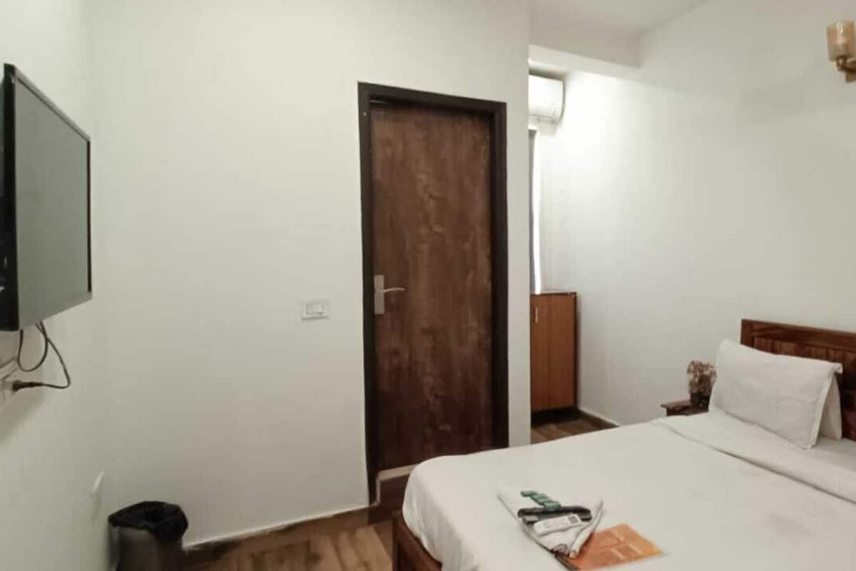 Deluxe Double Room, Balcony | Desk, laptop workspace, soundproofing, free WiFi