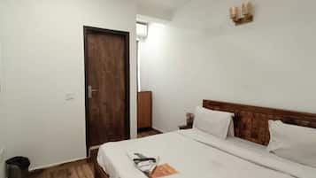 Deluxe-Doppelzimmer, Balkon | Schreibtisch, laptopgeeigneter Arbeitsplatz, schallisolierte Zimmer