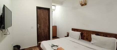 Doppia Deluxe, balcone | Una scrivania, postazione laptop, insonorizzazione, Wi-Fi gratuito