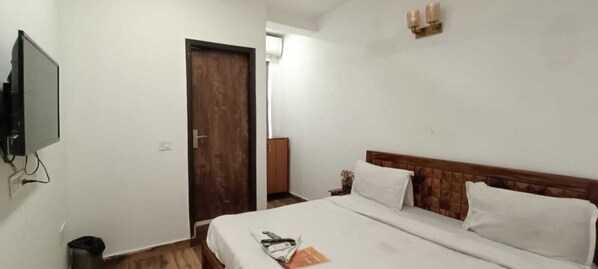 Deluxe Double Room, Balcony | Desk, laptop workspace, soundproofing, free WiFi - Roomshala Hotel Seven Near Aims (Delhi)