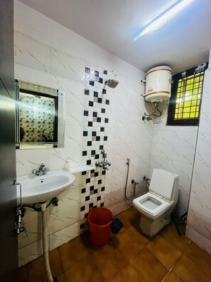 Phòng đôi Deluxe, ban công | Phòng tắm | Dép đi trong nhà, khăn tắm, xà phòng, giấy vệ sinh 