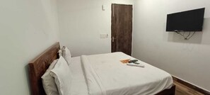 Deluxe Double Room, Balcony | Desk, laptop workspace, soundproofing, free WiFi - Roomshala Hotel Seven Near Aims (Delhi)