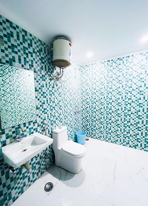 Deluxe-Doppelzimmer, Balkon | Badezimmer | Hausschuhe, Handtücher, Seife, Toilettenpapier