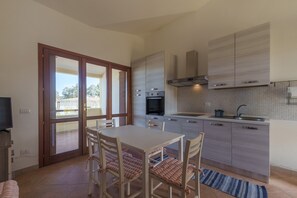 Kühlschrank, Mikrowelle, Herdplatte, Kochgeschirr/Geschirr/Besteck