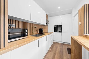 Fridge, microwave, oven, stovetop - 2 Bed Hale Home | Free Parking | Pet Friendly (Hale)