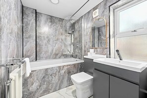 Een douche, een haardroger, handdoeken