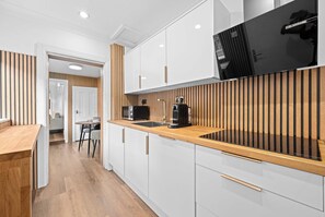 Kühlschrank, Mikrowelle, Ofen, Herdplatte