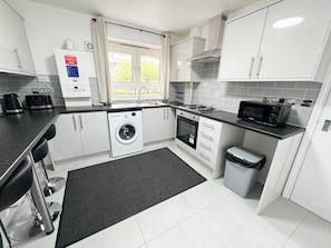 Fridge, microwave, oven, toaster - Vollasky House Central London Apartment (London)