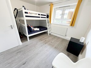 4 dormitorios, tabla de planchar con plancha, wifi gratis y ropa de cama