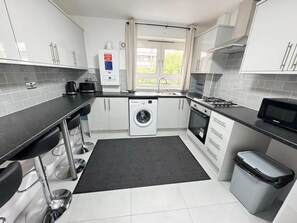 Fridge, microwave, oven, toaster - Vollasky House Central London Apartment (London)