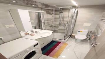 Haartrockner, Handtücher, Seife, Toilettenpapier