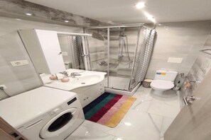 Hair dryer, towels, soap, toilet paper - Apartment Dino 2+1 with heated pool (Omišalj)