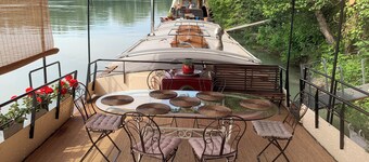Lovely boat experience on the scenic waters of Avignon