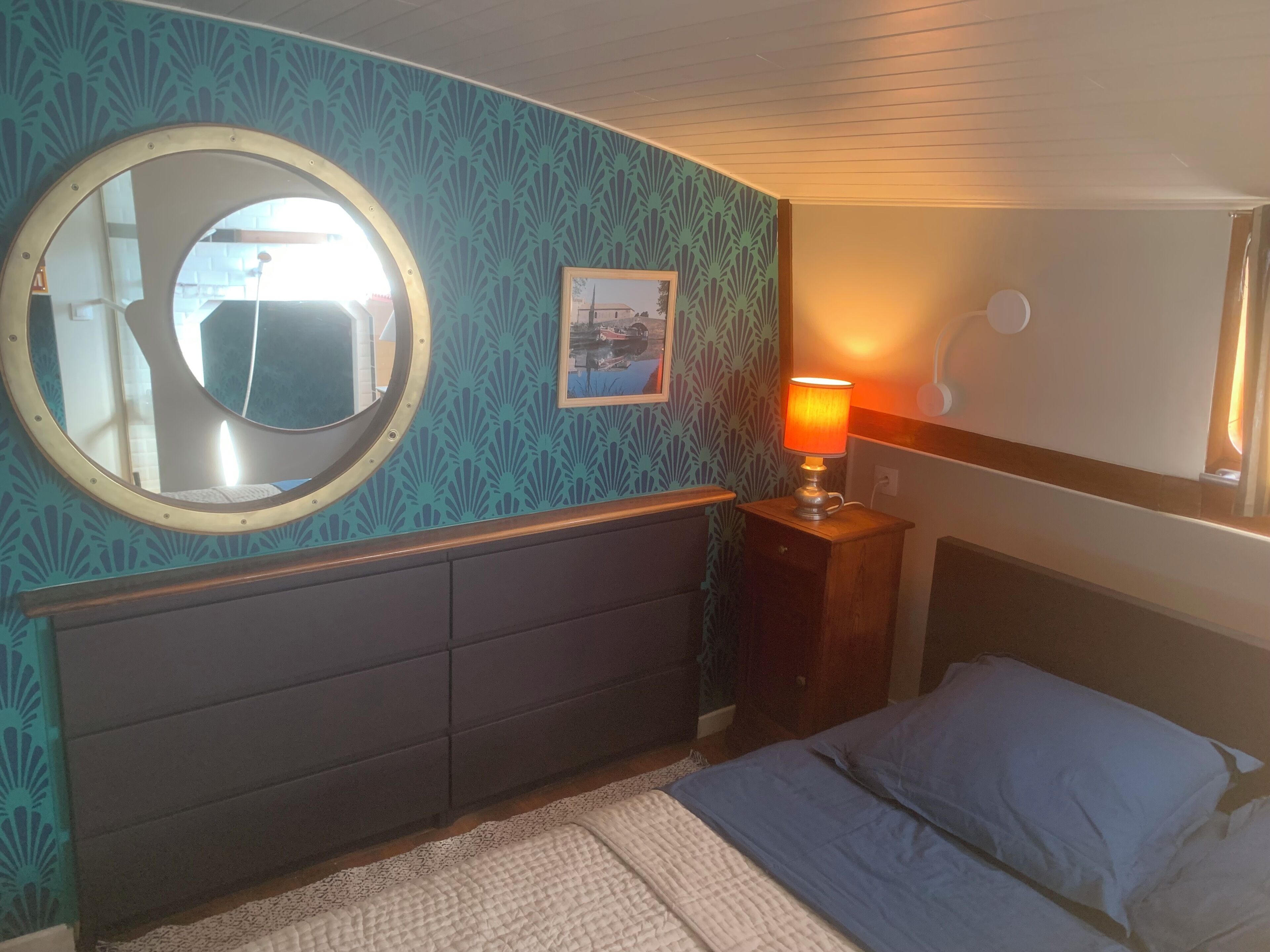 Iron/ironing board, bed sheets