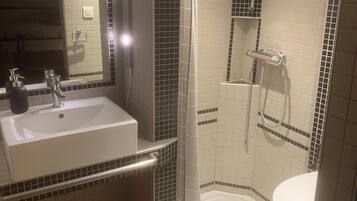 Douche, sĂšche-cheveux, serviettes fournies, savon