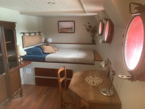 Iron/ironing board, bed sheets