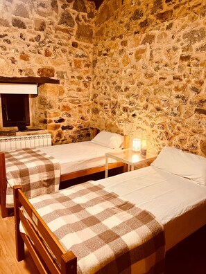 4 soverom, skrivebord, wi-fi (inkludert) og sengetøy