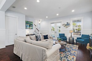 Smart TV, ping pong - The Kraken's Paradise – Stylish 3BR Home, Bikes & Table Tennis (Santa Rosa Beach)