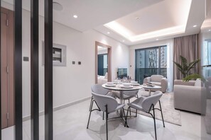 House - Stayshort - Chic 1 Bed Bedroom in JVT That Sleeps 2 With Balcony (Dubai)