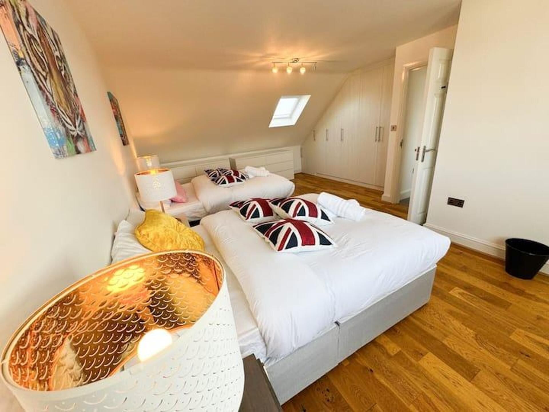 5 bedrooms, iron/ironing board, free WiFi, bed sheets