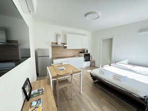 Appartamento Misma | Private kitchen | Full-size fridge, stovetop, espresso maker, coffee/tea maker - BedE-bike (Casazza)