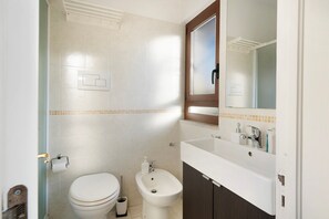 Bathroom - Central Apartment - Salerno near the sea with Wi-Fi (Salerno)