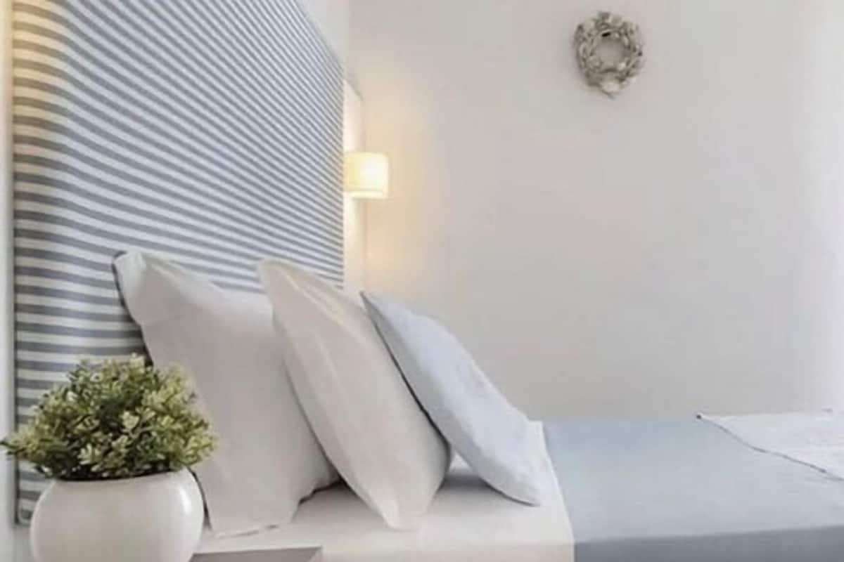 Classic Triple Room | In-room safe, desk, free WiFi, bed sheets