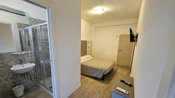 Una cassaforte in camera, una scrivania, Wi-Fi gratuito