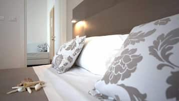 Familienzimmer, 2 Schlafzimmer, Meerblick | Zimmersafe, Schreibtisch, kostenloses WLAN, Bettwäsche