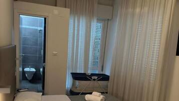 Una cassaforte in camera, una scrivania, Wi-Fi gratuito