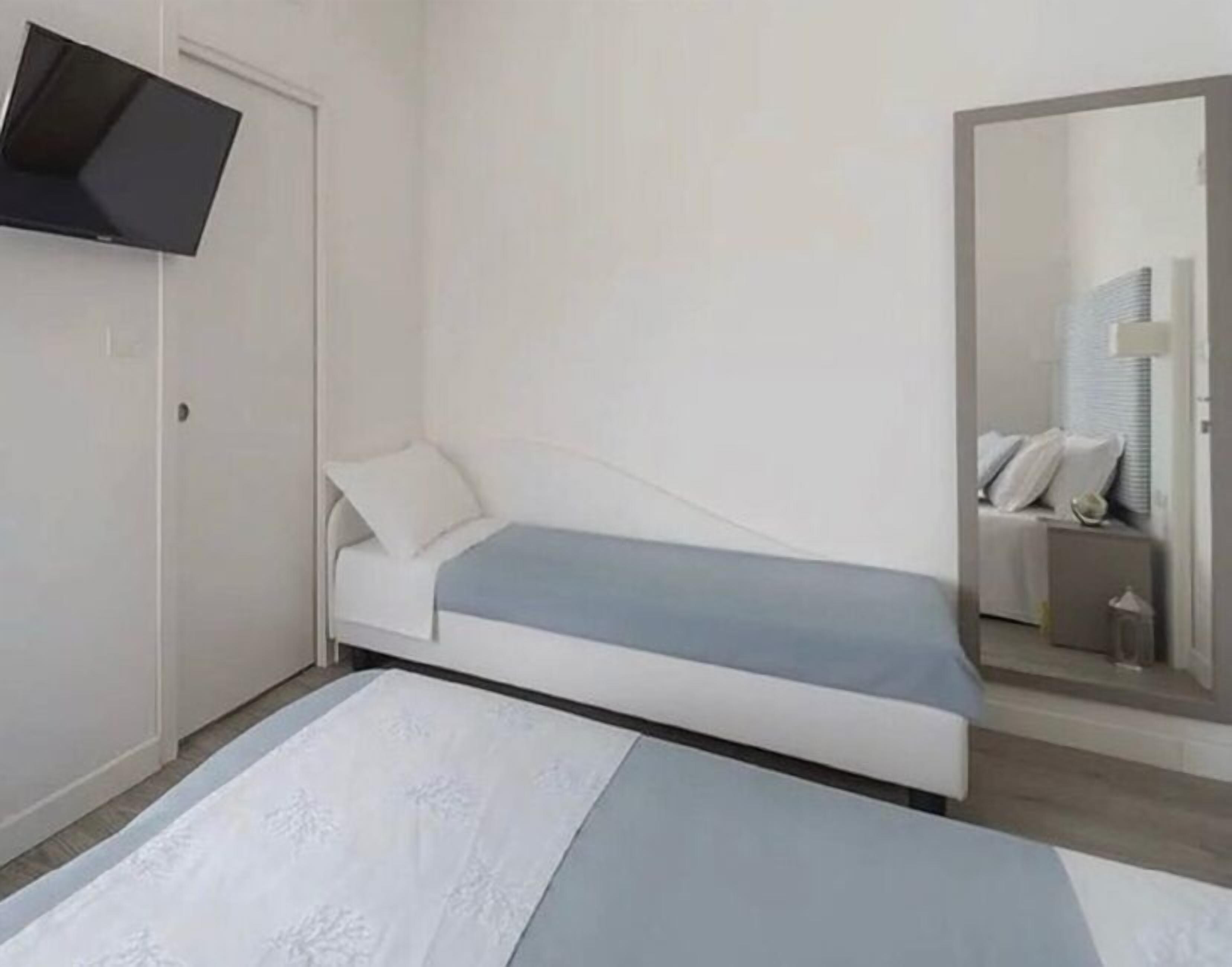 Classic Triple Room, Sea View | In-room safe, desk, free WiFi, bed sheets