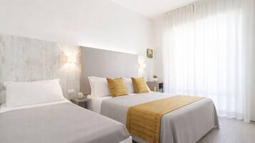 Classic-Vierbettzimmer | Zimmersafe, Schreibtisch, kostenloses WLAN, Bettwäsche