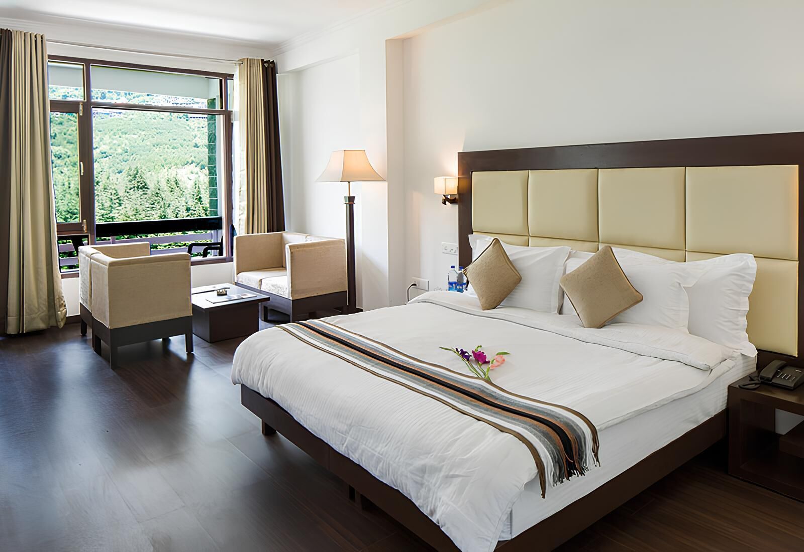 高级四人房, 山景 | 办公桌、笔记本电脑工作区、免费 WiFi