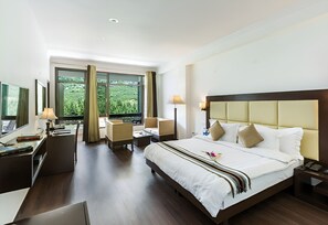 办公桌、笔记本电脑工作区、免费 WiFi