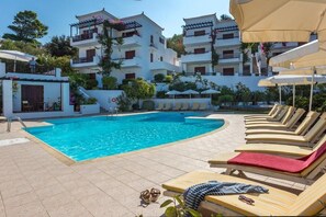 Seasonal outdoor pool, open 8:30 AM to 10:00 PM, pool umbrellas - Péra Skopelos (Skopelos)