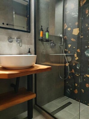 Deluxe Loft, Sea View | Bathroom | Hair dryer, towels, soap, shampoo - Péra Skopelos (Skopelos)