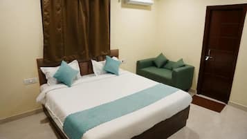 Deluxe Double Room | Desk