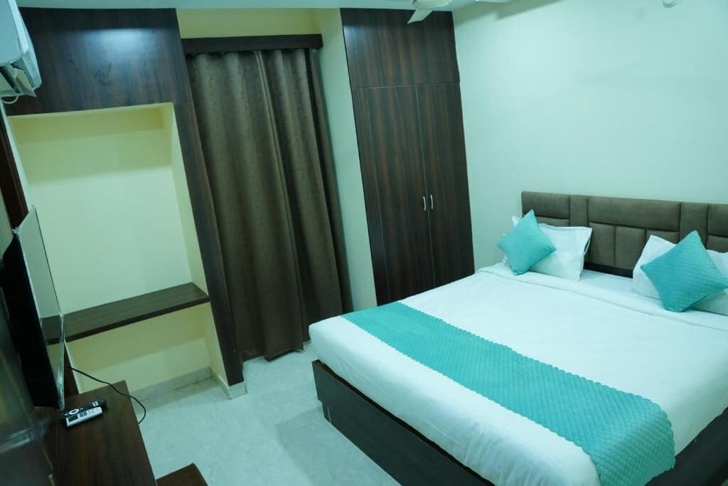 Una camera d'albergo con un letto, un armadio e una televisione.