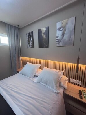 In-room safe, desk, blackout drapes, iron/ironing board - Hotel Wayteko San Anton (Alicante)