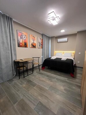 Dobbeltrom – deluxe, byutsikt | Safe på rommet, skrivebord, blendingsgardiner og strykejern/-brett